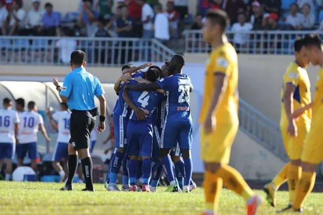 VIDEO: Cận cảnh bàn thắng quyết định gây tranh cãi ở trận Quảng Nam 2-1 SLNA