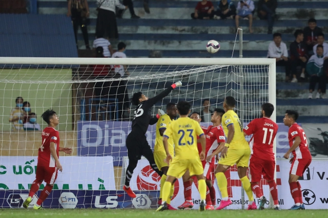 VIDEO: Tình huống Nam Định mất oan quả penalty trước Viettel