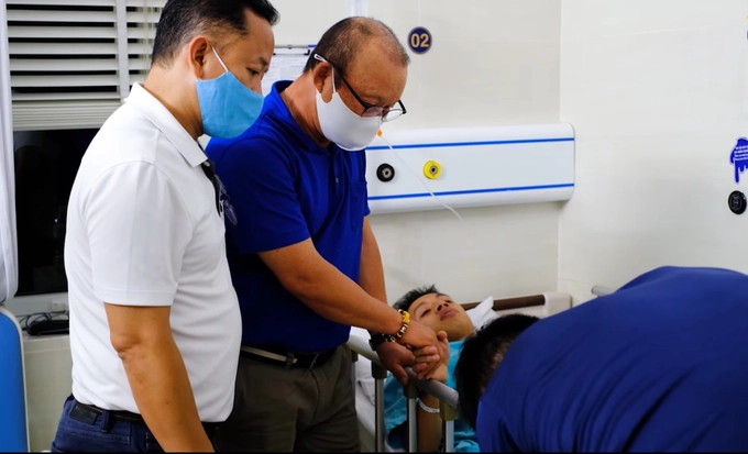 VIDEO: Thầy Park nhòa lệ khi vào thăm Đỗ Hùng Dũng