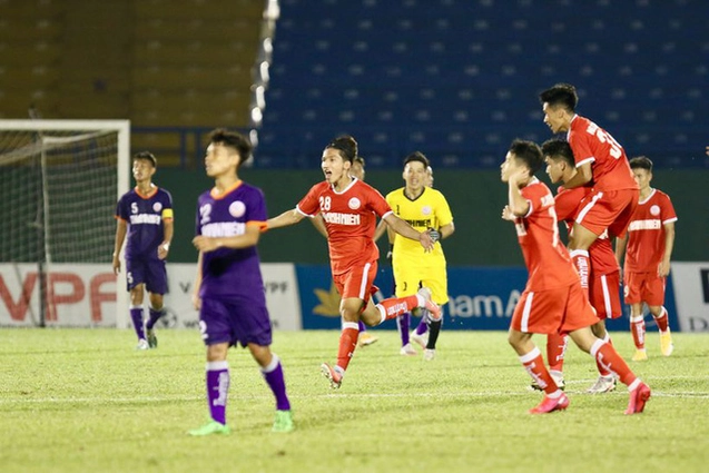 Cầu thủ U19 PVF tái hiện siêu phẩm để đời của David Beckham