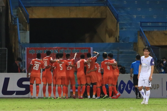 VIDEO: Cầu thủ từng ăn tập tại Barca sút tung lưới Hà Nội