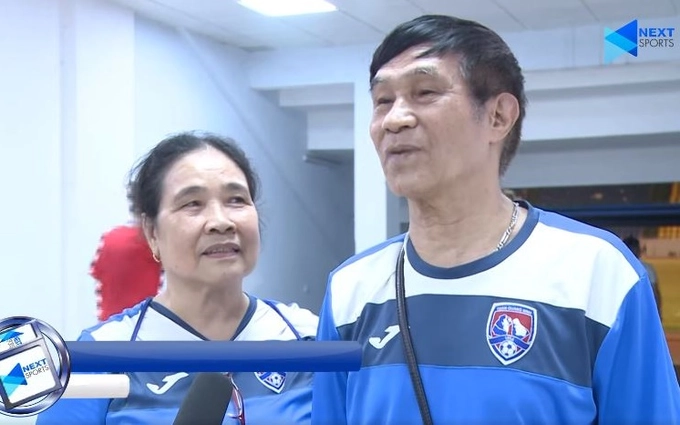 Xúc động: Hai CĐV hưu trí tặng cầu thủ Than Quảng Ninh...một tháng lương hưu