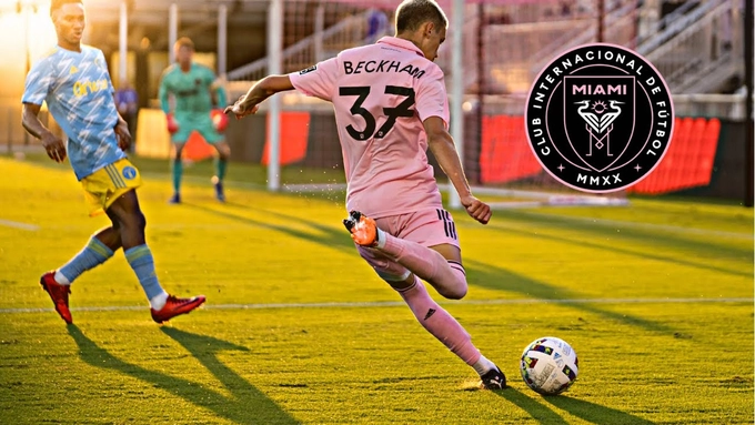 VIDEO: Con trai Beckham tái hiện siêu phẩm sút phạt của bố