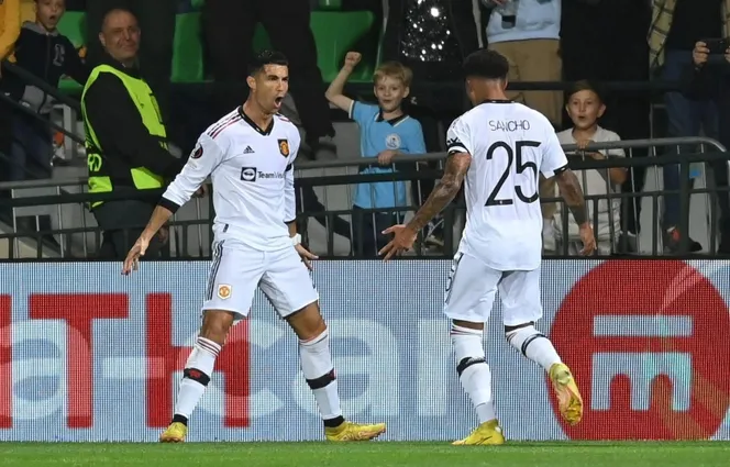 CĐV Sheriff đồng thanh hô “siuu” khi Ronaldo ghi bàn