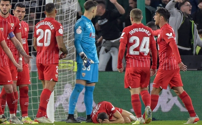 Video: Cầu thủ Sevilla bị CĐV ném gậy vào đầu