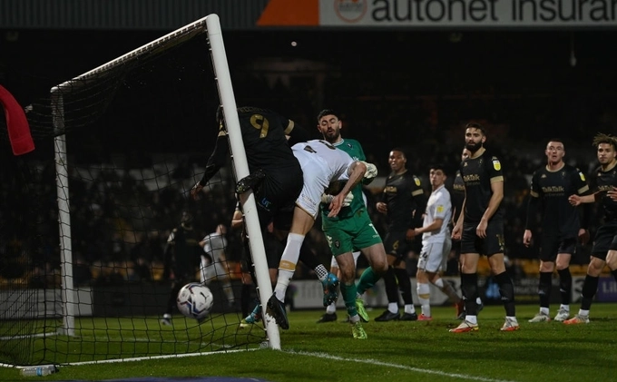 Video: Cầu thủ va chạm méo cả gôn, máy cày hóa người hùng giải cứu