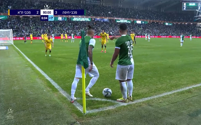 Video: Cầu thủ giữ bóng ở cột cờ góc gần 2 phút để câu giờ