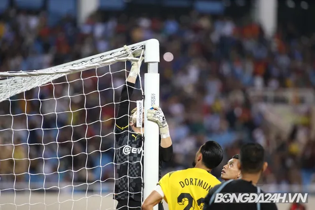 Khung gỗ sân Mỹ Đình gặp sự cố sau tình huống nhảy lên của thủ môn Dortmund