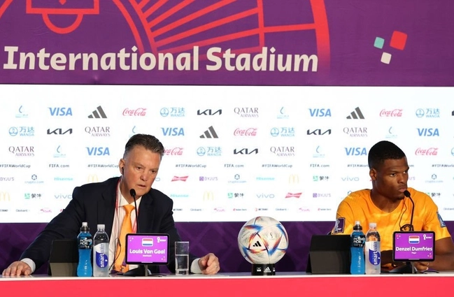 VIDEO: HLV Louis van Gaal không ngại hôn Denzel Dumfries sau trận thắng Mỹ