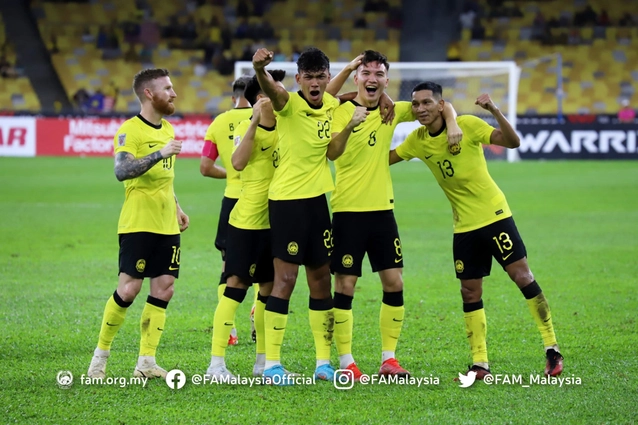 Cầu thủ Malaysia tạo siêu phẩm sút xa từ khoảng cách hơn 20m vào lưới ĐT Lào