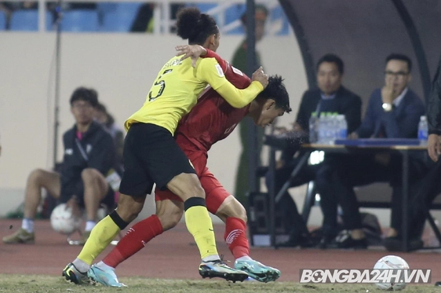 Đoàn Văn Hậu đánh mất điểm với những tình huống giật chỏ đối thủ
