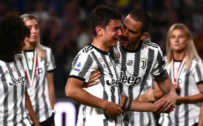 Video: Dybala khóc nức nở trong khoảnh khắc tạm biệt CĐV Juventus