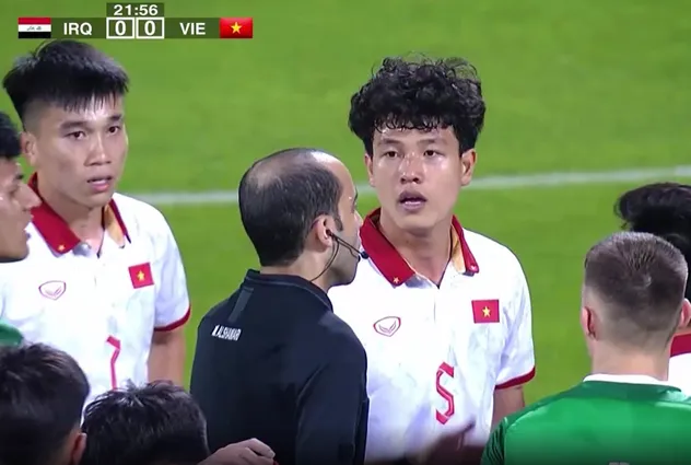 Sao U23 Việt Nam ngỡ ngàng vì tấm thẻ đỏ do trọng tài nhầm lẫn