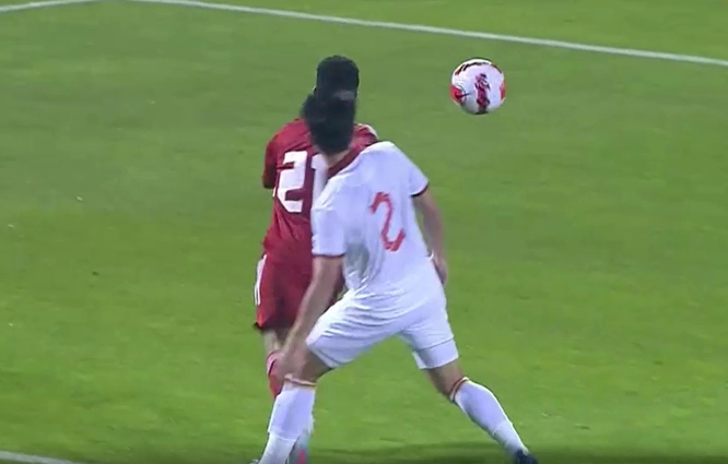 Trung vệ U23 Việt Nam mắc lỗi tai hại khiến UAE có bàn thắng thứ 4