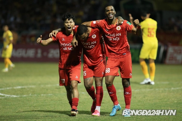 CLB CAHN ăn mừng nhiệt với CĐV sau khi đánh bại đội đầu bảng