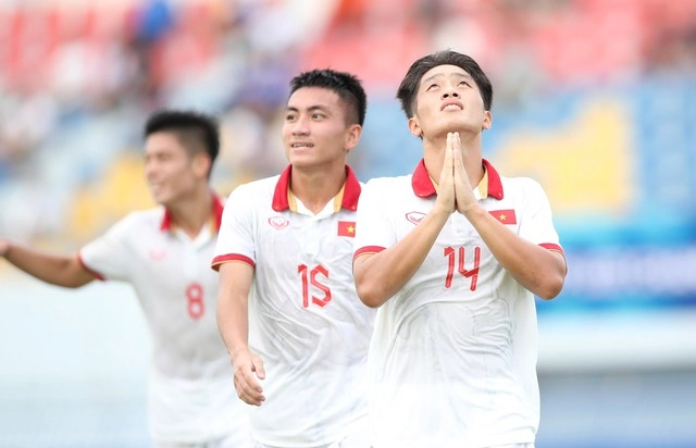 'Vua giải trẻ' Quốc Việt ghi bàn thắng đẳng cấp từ ngoài vòng cấm vào lưới U23 Malaysia