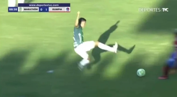 VIDEO: Pha vào bóng rùng rợn khiến 2 cầu thủ đối phương nằm sân