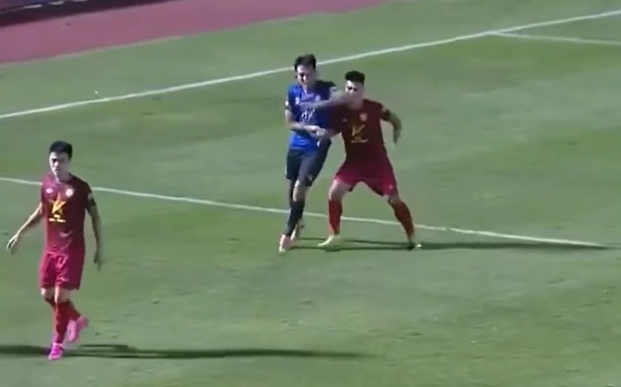 Cầu thủ CLB TPHCM giật cùi chỏ thô bạo vào mặt đồng nghiệp tại vòng 8 V-League