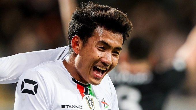 Thần đồng bóng đá Thái Lan đi vào lịch sử khi ghi bàn tại Bỉ