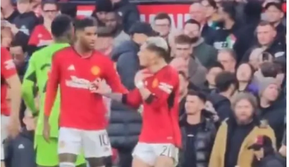 Video: Antony phân trần với đồng đội khi biết mình phải đá hậu vệ trái