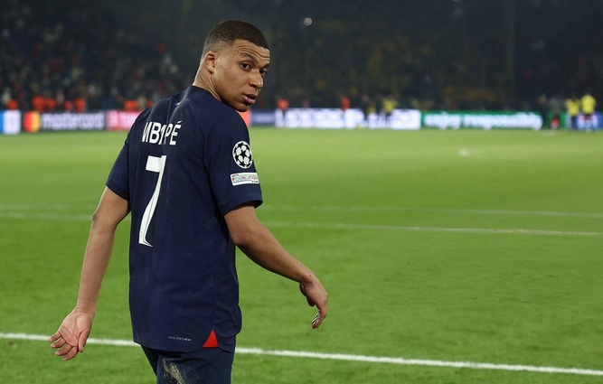 VIDEO: Kylian Mbappe bỏ đi khi nghe câu hỏi về Real Madrid