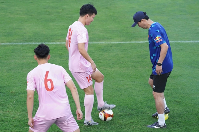 HLV Kim Sang Sik tham gia bài tập cùng Hoàng Đức, Việt Anh