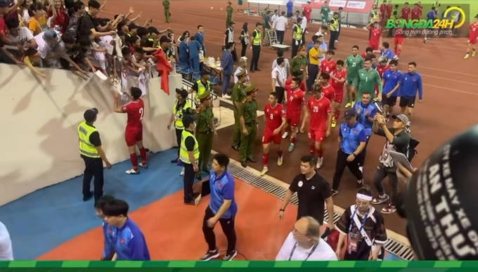Đội tuyển Việt Nam cảm ơn người hâm mộ sau trận thắng trước Philippines