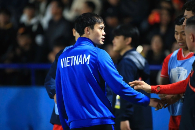 Văn Toàn đi lại khó khăn sau trận đại thắng của ĐT Việt Nam