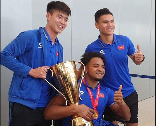 ĐT Việt Nam rước cúp vô địch ASEAN Cup 2024 về nước