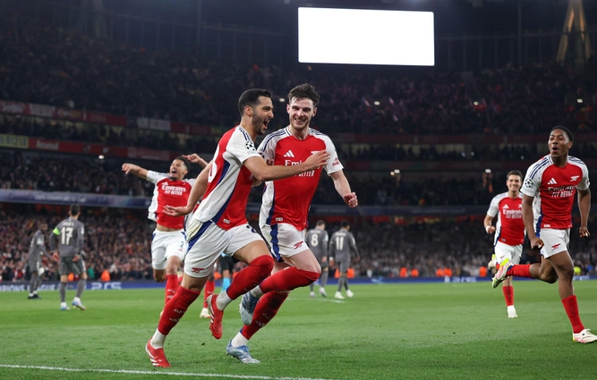 VIDEO: Đồng đội gạ gẫm xin chân phải của Declan Rice