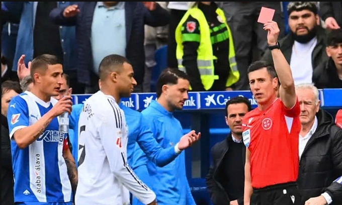 Top những hành động không đẹp của các huyền thoại Pháp: Mbappe góp mặt!