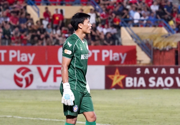 Niềm an ủi của Bùi Tiến Dũng trong ngày nhận 6 bàn thua