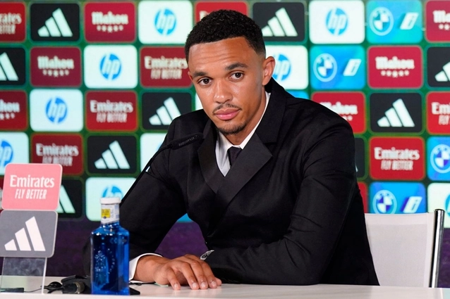VIDEO: Alexander-Arnold nói tiếng Tây Ban Nha trong màn ra mắt Real