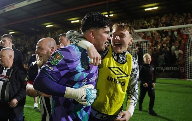 Thủ môn Grimsby “nửa mừng nửa tức” sau khi loại MU khỏi Carabao Cup