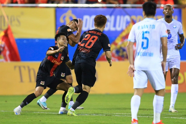 Hoàng Đức ghi tuyệt phẩm cháy lưới ĐKVĐ V.League