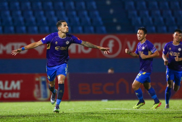 Tiền vệ Đỗ Hoàng Hên ghi bàn thắng đầu tiên cho Hà Nội FC
