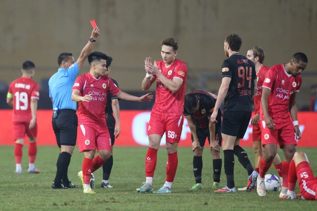Quang Nho nhận thẻ đỏ, Ninh Bình lâm nguy trước CLB CAHN