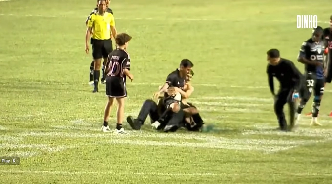 VIDEO: Lionel Messi bị quật ngã trong trận giao hữu hỗn loạn ở Puerto Rico