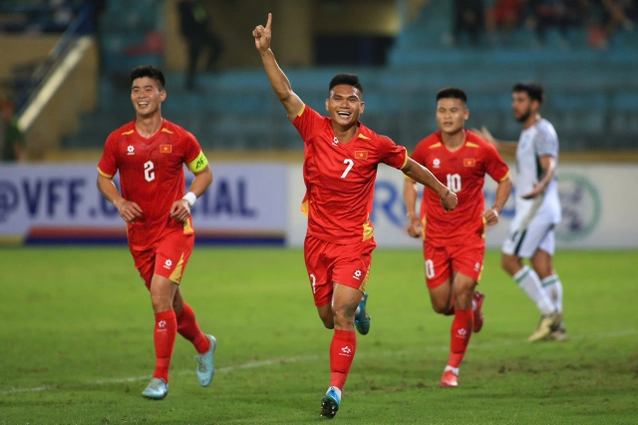 Thủ môn Bangladesh đứng như 'trời trồng' trước pha ghi bàn của Xuân Mạnh